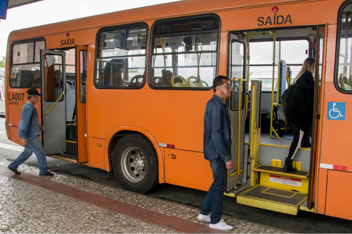 ônibus no terminal, em Curitiba