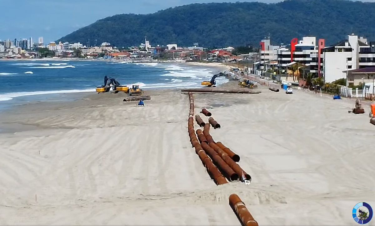 Foto mostra praia de Matinhos com faixa curta de areia, e balneário que já tem faixa maior após serviço de engorda