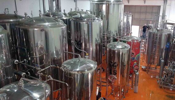 Imagem mostra tonéis usados para produzir cerveja na fábrica da Bodebrown, cervejaria de Curitiba