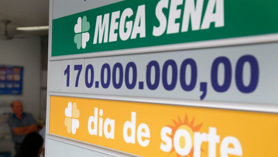 Imagem mostra um painel de uma lotérica com o valor acumulado para a Mega Sena 2523, que será sorteada neste sábado.