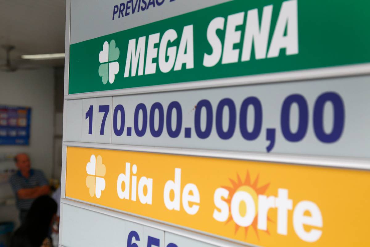 Imagem mostra um painel de uma lotérica com o valor acumulado para a Mega Sena 2523, que será sorteada neste sábado.