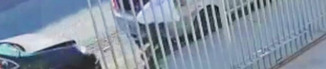 Imagem mostra o homem escapando, por um segundo, de ser esmagado por um carro desgovernado em Colombo, na Grande Curitiba.