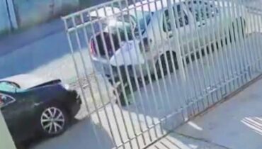 Imagem mostra o homem escapando, por um segundo, de ser esmagado por um carro desgovernado em Colombo, na Grande Curitiba.