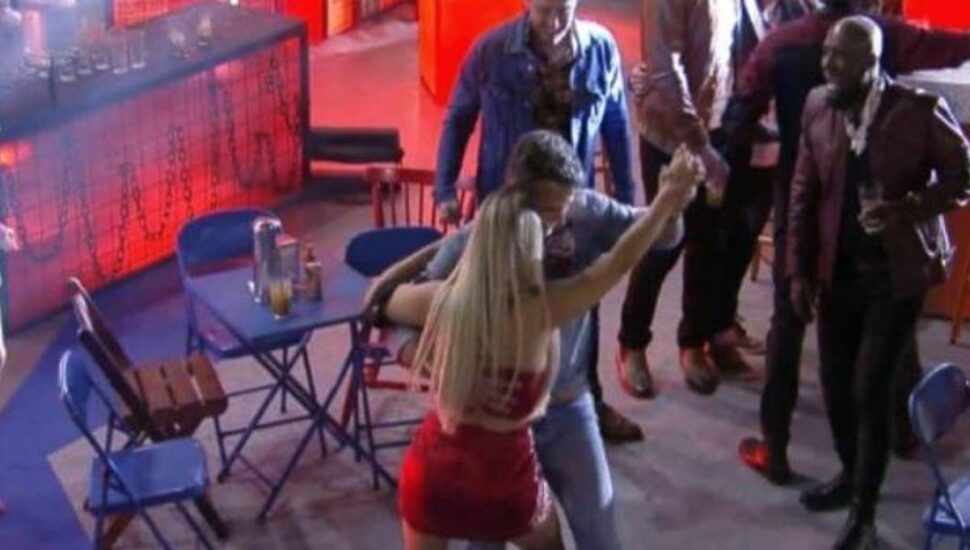 Imagem mostra os participantes da Fazenda em uma festa.