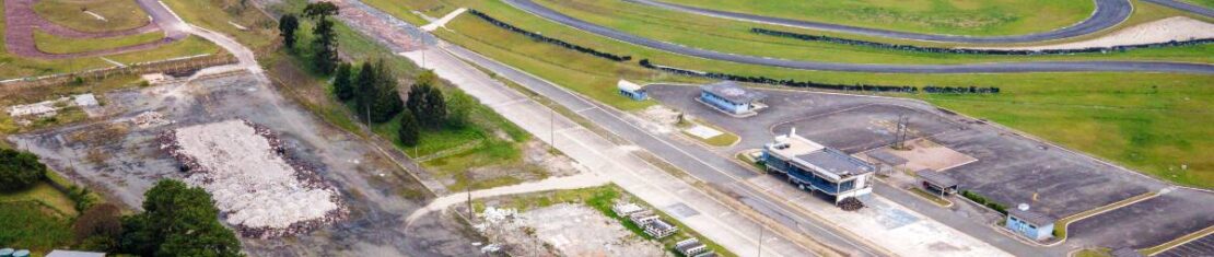 Imagem mostra o antigo Autódromo Internacional de Curitiba que está em processo de demolição.