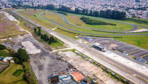 Imagem mostra o antigo Autódromo Internacional de Curitiba que está em processo de demolição.