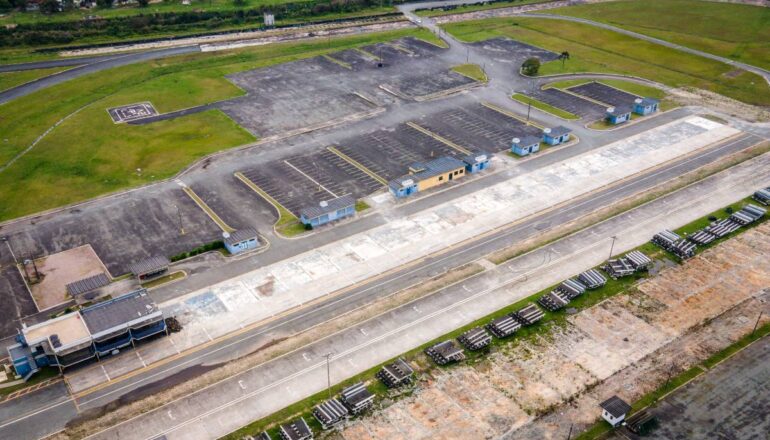 Imagem mostra área dos boxes já desmontada do antigo Autódromo Internacional de Curitiba.