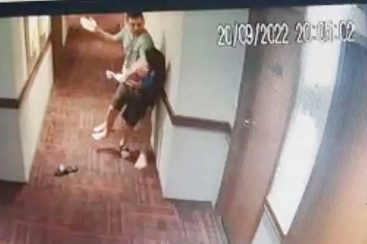 Imagem mostra um médico de Curitiba agredindo um adolescente nos corredores de um hotel em São Paulo.