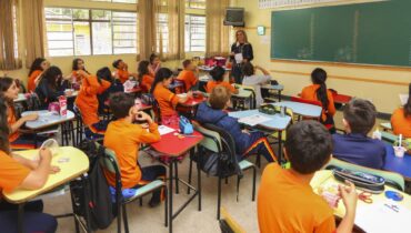Imagem mostra uma salada de aula da rede municipal de Curitiba. Cadastro para novos alunos está aberto.