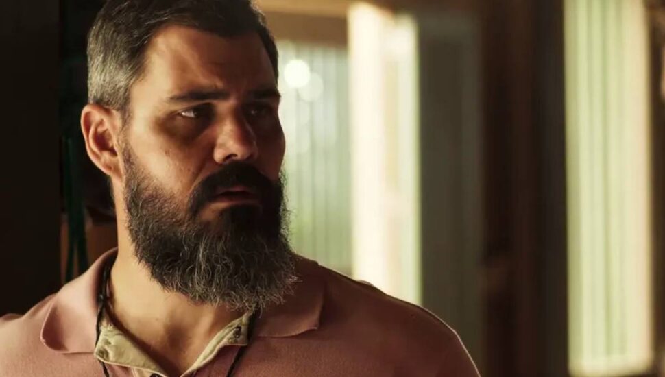 Imagem mostra Alcides, que será violentado por Tenório em Pantanal