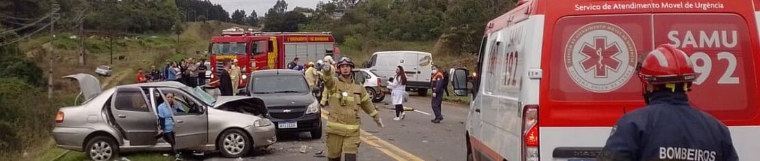 Imagem mostra viatura dos bombeiros, do Samu e carros destruídos, inclusive motor no asfalto