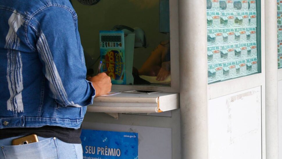 Imagem mostra uma mulher apostando na Mega Sena 2524, que promete pagar R$ 200 milhões.