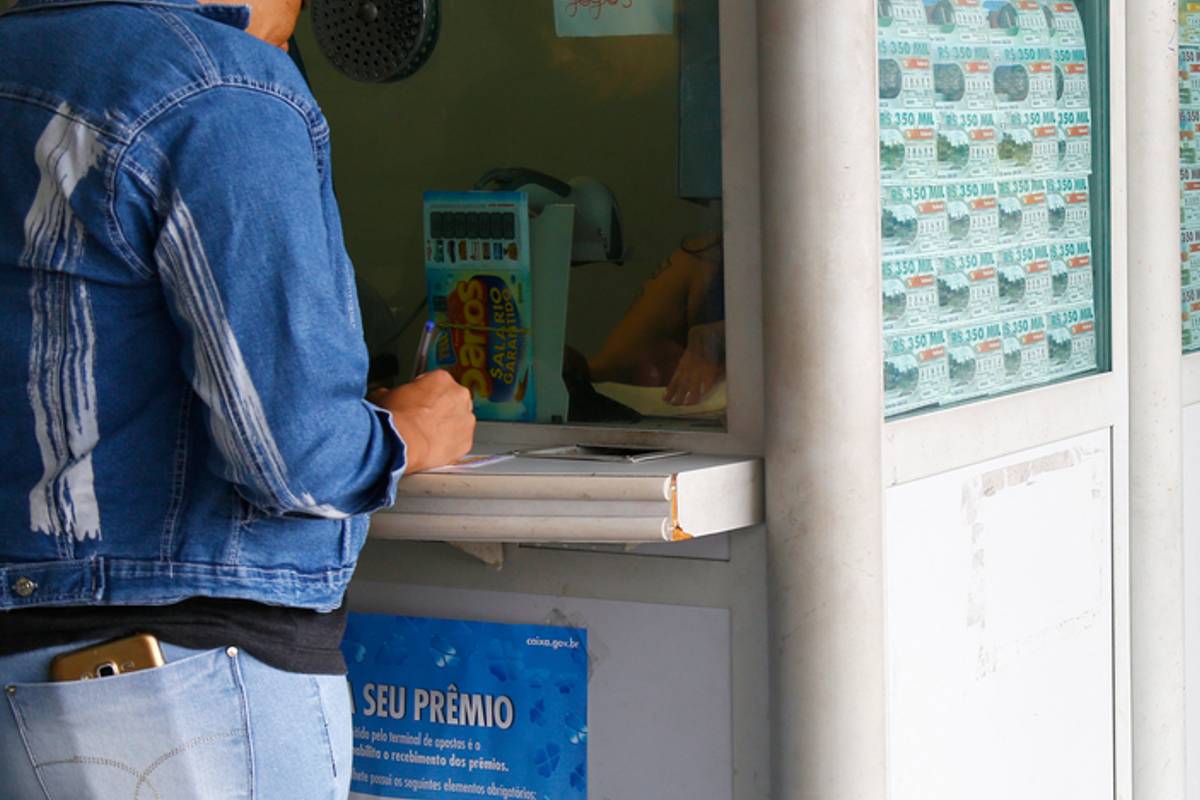 Imagem mostra uma mulher apostando na Mega Sena 2524, que promete pagar R$ 200 milhões.