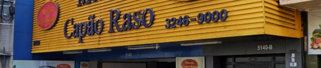 A imagem mostra a fachada da loja Móveis Capão Raso, que fechará as portas em Curitiba.