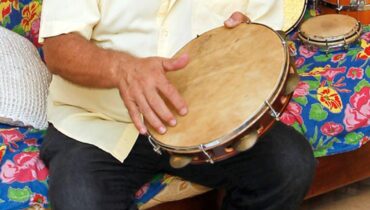 Imagem mostra uma roda de samba.