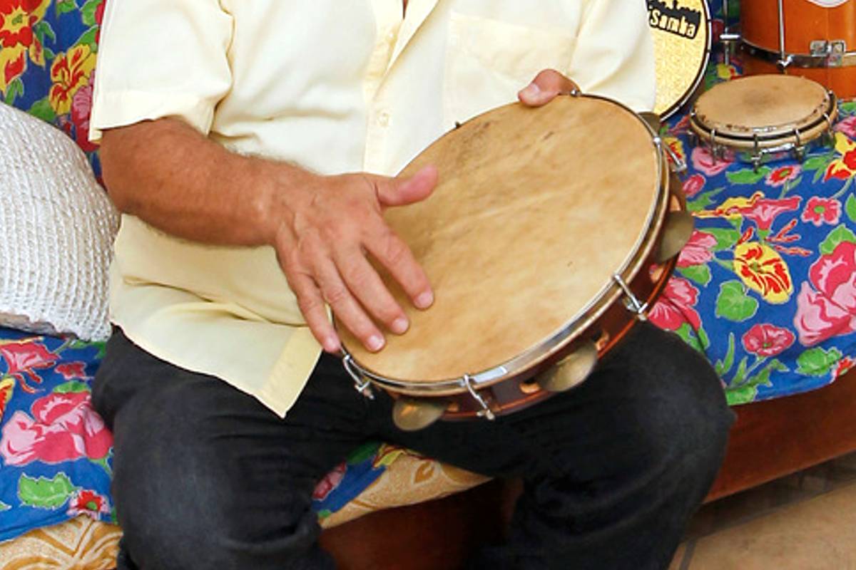 Imagem mostra uma roda de samba.