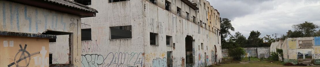 Na imagem aparece o prédio abandonado do antigo Moinho Curitibano