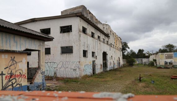 Na imagem aparece o prédio abandonado do antigo Moinho Curitibano