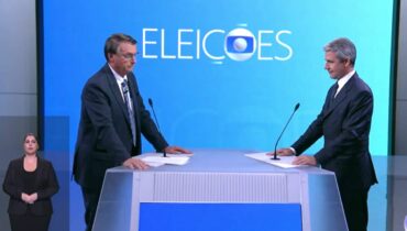 Imagem mostra o candidato Jair Bolsonaro E Felipe Dávila no debate da Globo.