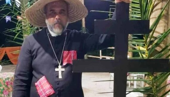 Imagem mostra Padre Kelmon vestido realmente de padre de festa junina