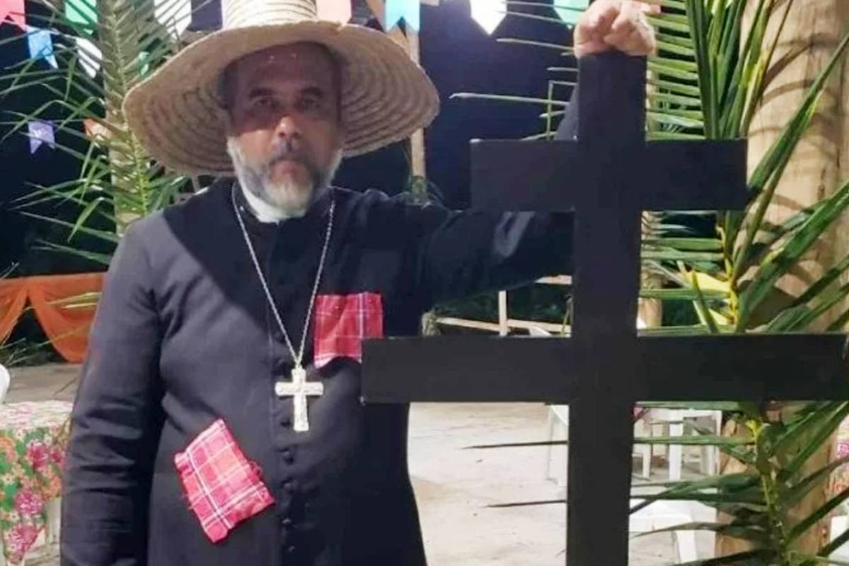 Imagem mostra Padre Kelmon vestido realmente de padre de festa junina