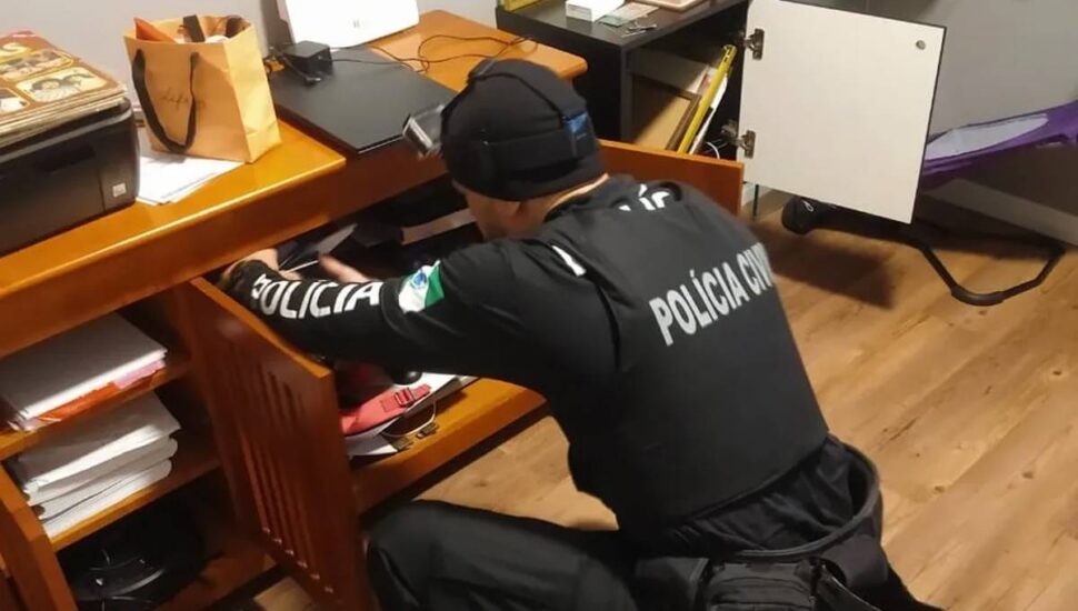 Imagem mostra a Polícia Civil em busca de um ex-gerente de banco acusado de desviar mais de R$ 1 milhão.