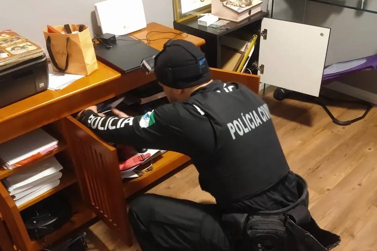 Imagem mostra a Polícia Civil em busca de um ex-gerente de banco acusado de desviar mais de R$ 1 milhão.