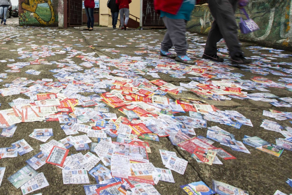 santinhos jogados na rua em dia de eleição