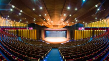 Programação do Teatro Positivo para outubro tem Os Mutantes, Michel Teló, Trio Parada Dura e outros; veja a programação completa