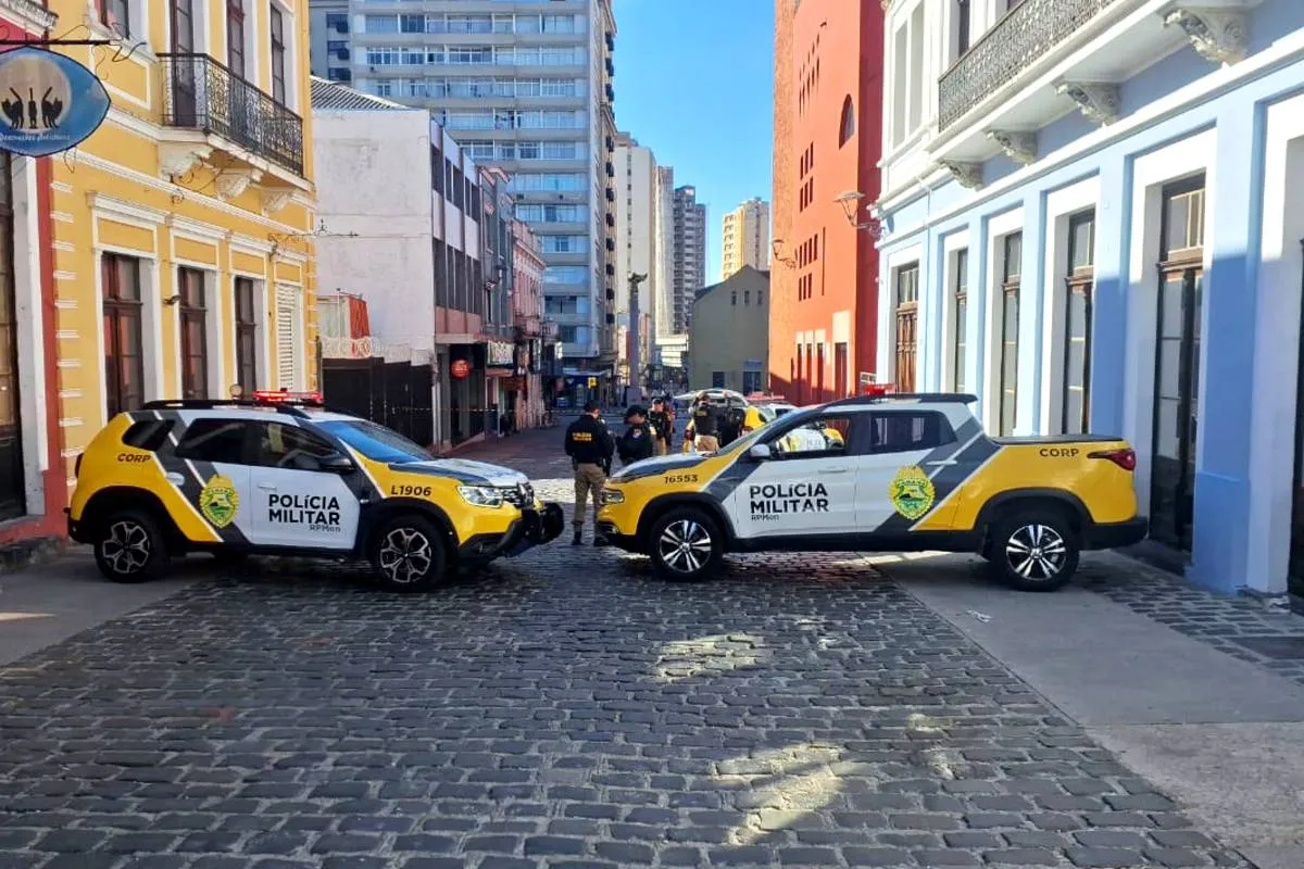 Imagem mostra duas viaturas da Polícia Militar estacionadas no Largo da Ordem.
