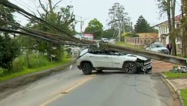 Imagem mostra um carro desgovernado que derrubou três postes em Curitiba