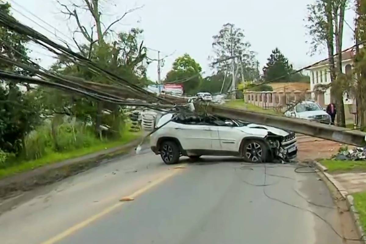 Imagem mostra um carro desgovernado que derrubou três postes em Curitiba