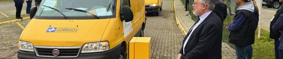 Imagem mostra furgões dos Correios saindo do TRE em Curitiba com as urnas que serão utilizadas nas eleições deste domingo.