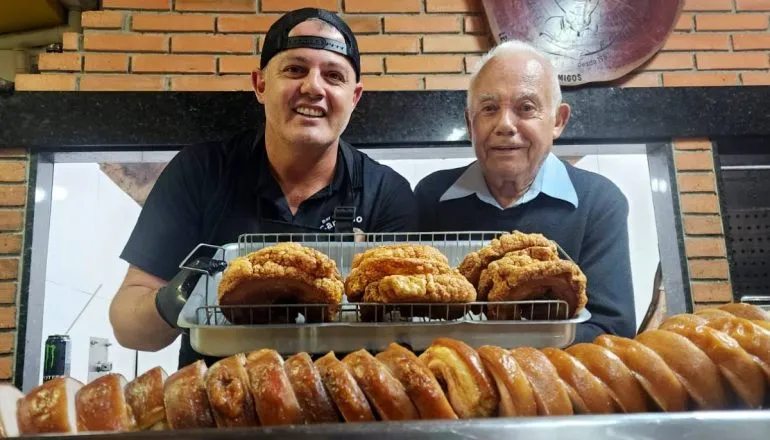 Com pai e filho no balcão, Bar do Cardoso ganha fama de Rei do Torresmo em Curitiba