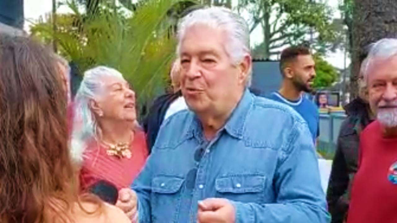 Imagem mostra Requião, que votou em Curitiba na manhã deste domingo.