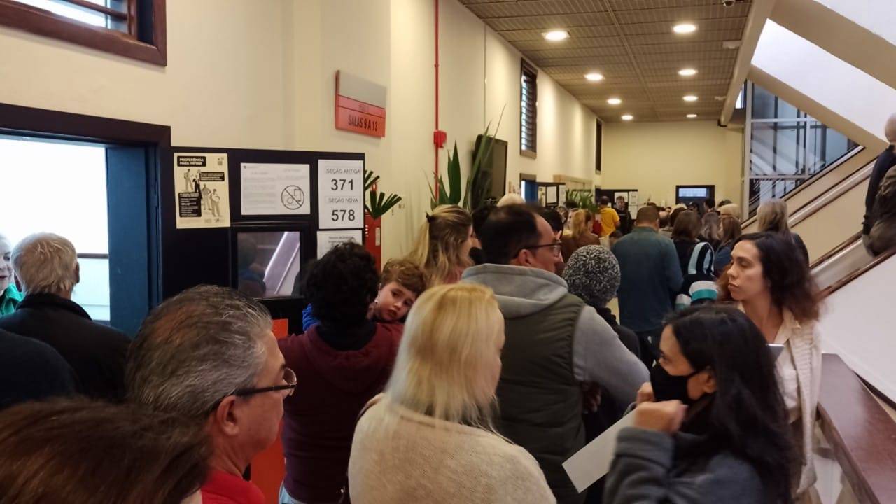 Sessões eleitorais no colégio têm filas neste domingo. Foto: