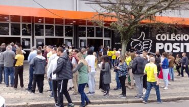 votação em Colégio Positivo da Ângelo Sampaio, em Curitiba