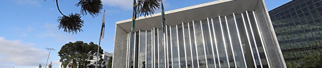 Na foto, o prédio sede da Assembleia Legislativa do Paraná
