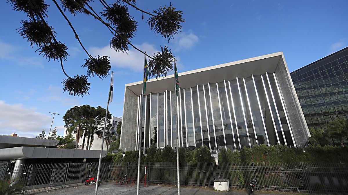 Na foto, o prédio sede da Assembleia Legislativa do Paraná