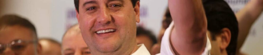 Imagem mostra Ratinho Jr, reeleito para o cargo de governador do Paraná.