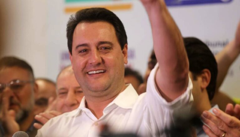 Imagem mostra Ratinho Jr, reeleito para o cargo de governador do Paraná.