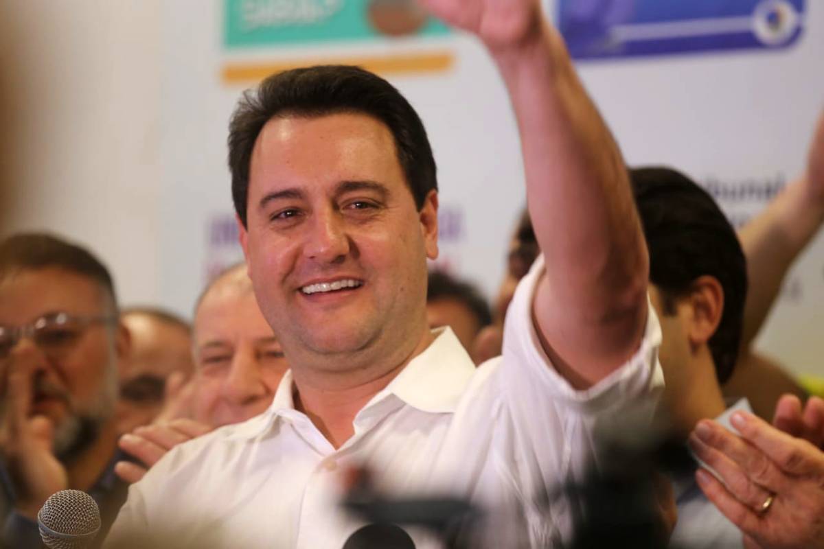 Imagem mostra Ratinho Jr, reeleito para o cargo de governador do Paraná.