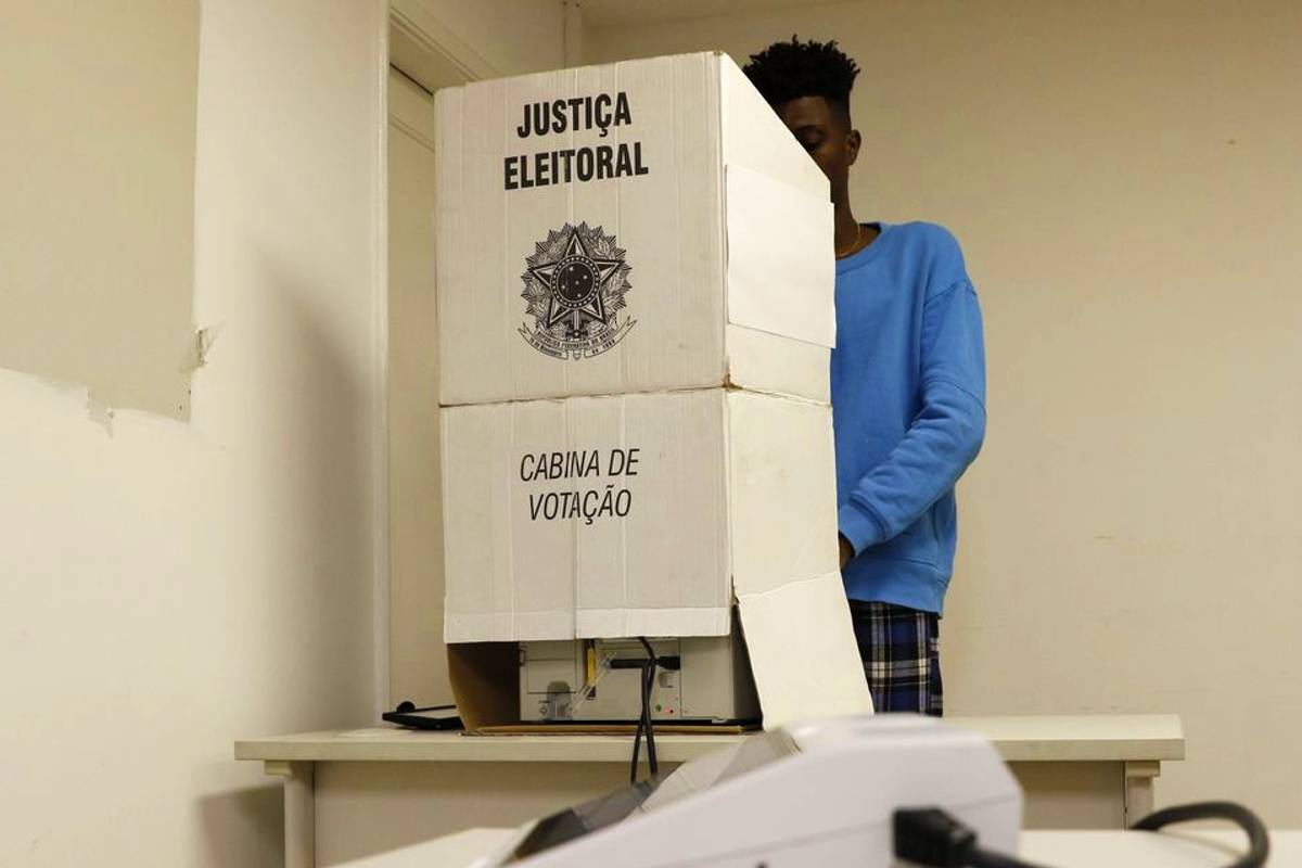 Imagem mostra uma cabine de votação das eleições 2022.