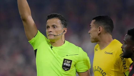 Áudio do VAR expõe polêmica em expulsão no Athletico