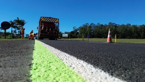 Nova sinalização em rodovias promete melhorar visibilidade em dias de neblina