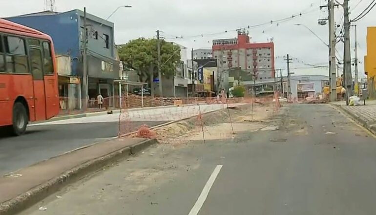 Imagem mostra obra da prefeitura de Curitiba na Avenida República Argentina.