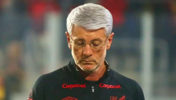 Auxiliar do Grêmio relembra fracassos de Odair e ironiza técnico do Athletico