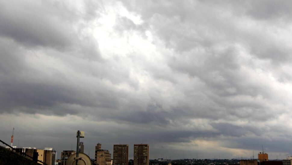 Imagem mostra o céu fechado em Curitiba.