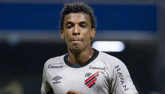 Melhor mandante, Athletico mira recuperação fora de casa no Brasileirão