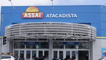 Imagem mostra a fachada do novo Assaí em Curitiba. Conheça